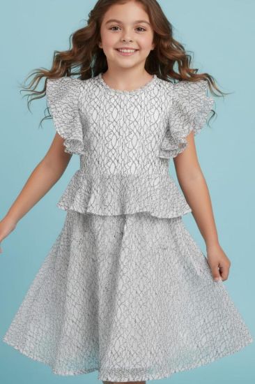 صورة فستان أبيض مطرز تطريز كلاسيكي